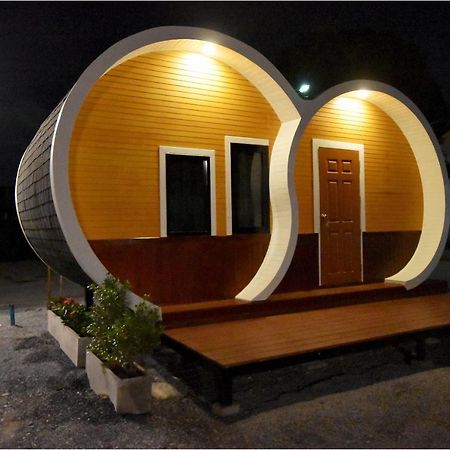 Tiny Hut Resort Бангкок Екстер'єр фото