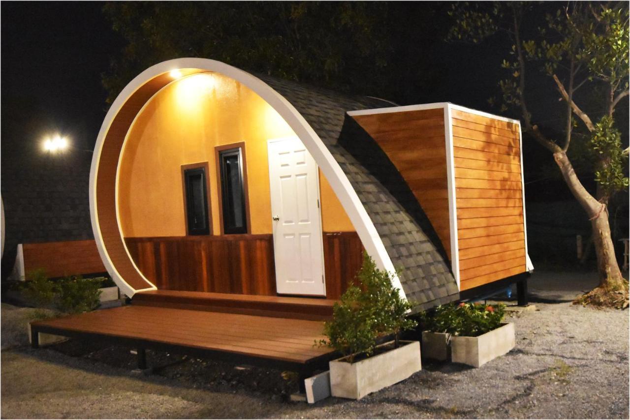 Tiny Hut Resort Бангкок Екстер'єр фото