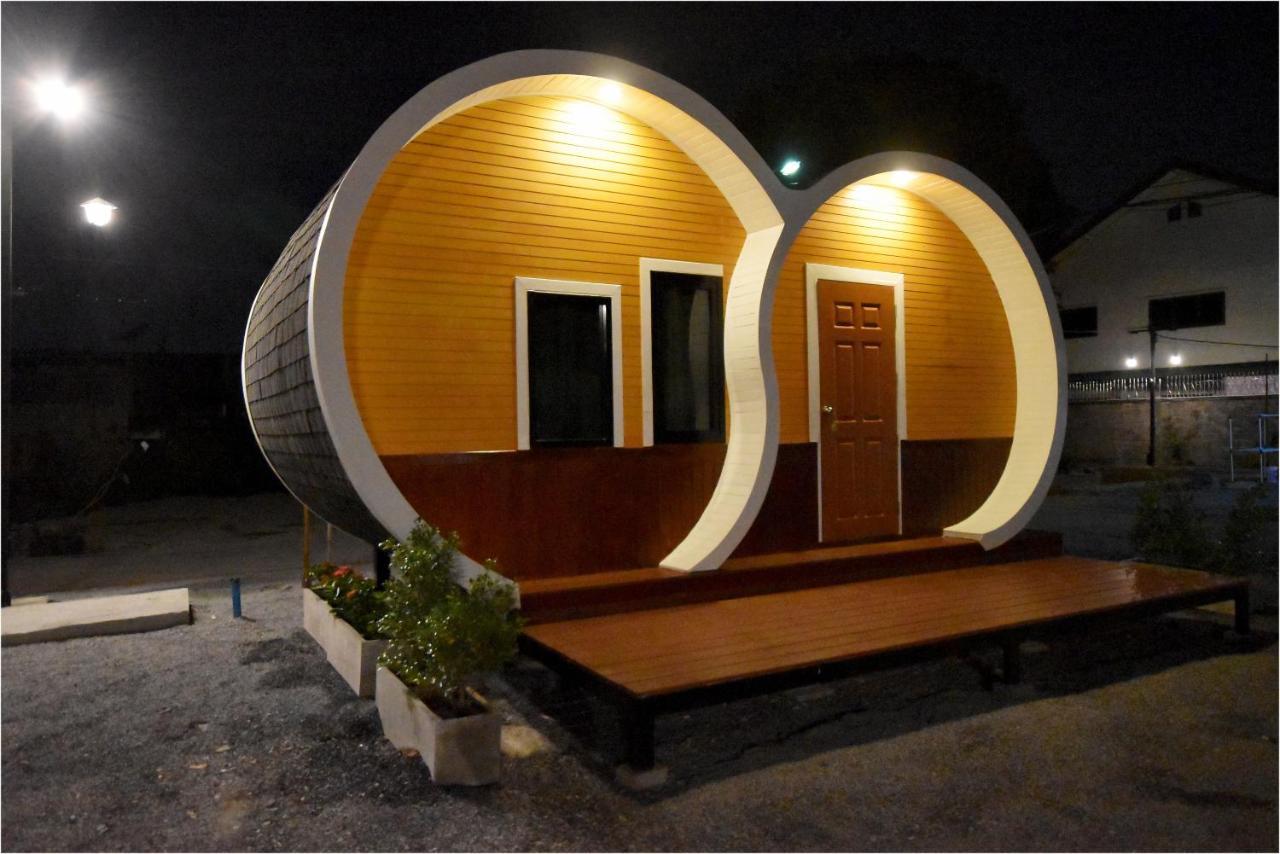 Tiny Hut Resort Бангкок Екстер'єр фото